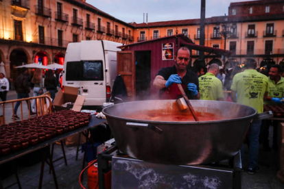 La Plaza Mayor volvió a ser el escenario en el que se repartieron las tradicionales sopas de ajo de las fiestas de León. MIGUEL F. B.
