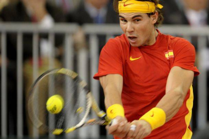 El tenista español Rafael Nadal devuelve una bola ante el argentino Juan Mónaco, en el primer partido de la final de la Copa Davis.