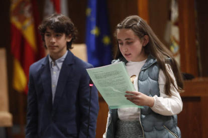 Dos jóvenes, Álvaro García-Valenzuela y Paula Corcoba García, leyeron la Constitución. L. DE LA MATA