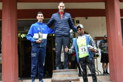 Alejandro Martínez y Sonia Toribio subieron a lo más alto del podio en una nueva edición de la Carrera de Pascua de Cacabelos. GASPAR LUNA