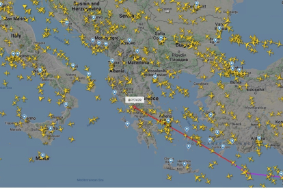 El jet del rey (en rojo) sobrevuela Grecia, la tierra natal de su esposa, Sofía; los aviones amarillos reflejan el tráfico aéreo en ese momento. FLIGHTRADAR