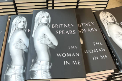 Fotografía de unos ejemplares de las memorias de Britney Spears, tituladas "The Woman In Me". GUILLERMO AZÁBAL