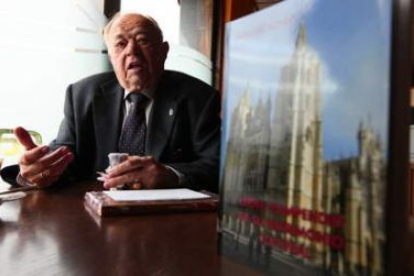 El escritor y profesor ya retirado Matías Díez Alonso, con su nuevo libro.