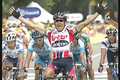 El australiano <b>Robie McEwen</b> abrió su cuenta particular de victorias imponiéndose con autoridad en la segunda etapa con llegada masiva del Tour que ponía punto final al trayecto Charleroi-Namur.