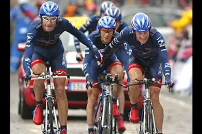 El equipo US Postal se hizo con la contrarreloj por equipos, demostrando estar por encima de los demás rivales. La victoria en la etapa sirvió para poner a Armstrong de líder.
