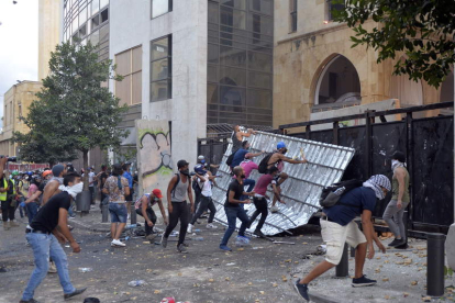 Ayer se volvieron a repetir los incidentes junto al Parlamento libanés en Beirut. WAEL HAMZEH