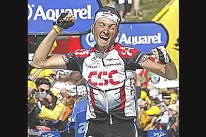 Iban Basso coronó la cima de La Mongie en una escapada con Armstrong que no le disputó la victoria.