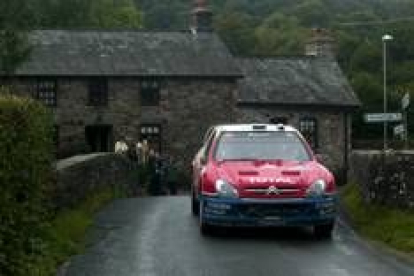 Carlos Sainz circula por las carreteras de Gales durante la disputa de la mítica prueba británica
