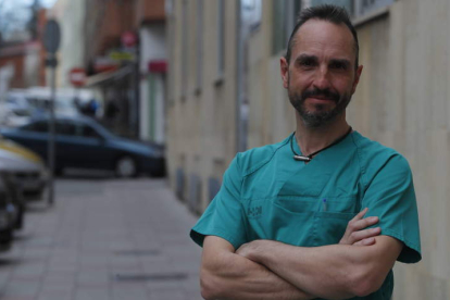 El enfermero Jorge Vara ha trabajado veinte años en la UCI del Hospital de León. RAMIRO