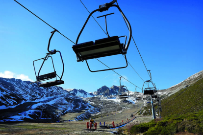 Un largo y silencioso letargo
aguarda a las estaciones de
esquí de la provincia hasta
que a finales de noviembre
comience la nueva temporada.