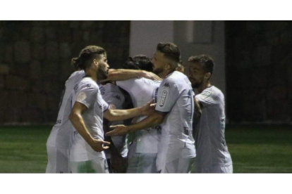 Los jugadores de la Cultural celebran el pase a la siguiente eliminatoria de la fase de ascenso a Segunda División tras golear al Yeclano Deportivo. RODRIGO REVUELTA