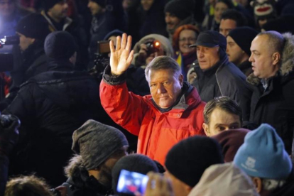 Klaus Iohannis (centro) saluda a los manifestantes en una concentración contra el Gobierno, en Bucarest, el 22 de enero.