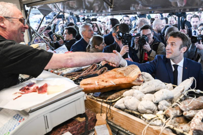 Macron ayer, en un mercado de Barbazan-Debat, en los Pirineos. CAROLINE BLUMBERG