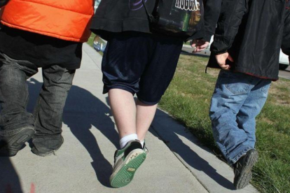 Niños caminan hacia la escuela, en EEUU.