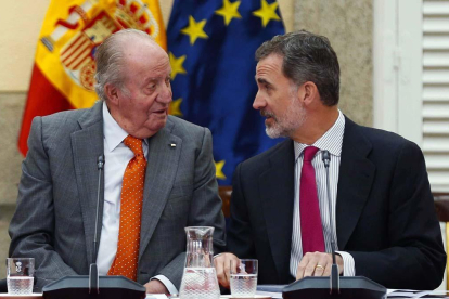 Juan Carlos I anuncia su retirada completa.
