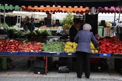 Escena cotidiana del mercado tradicional de frutas, verduras y otros productos que la Plaza Mayor leonesa acoge dos veces por semana