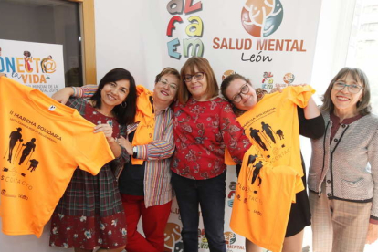 La camiseta naranja, color que simboliza la enfermedad mental, es el emblema de la II Marcha León Camina por la Salud Mental. RAMIRO