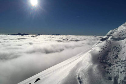 Las horas de subida tienen su recompensa al final de la jornada. El esquí de montaña permite a los aficionados llegar a cotas de altitud casi imposibles en el esquí alpino, además de disfrutar de pistas únicas.