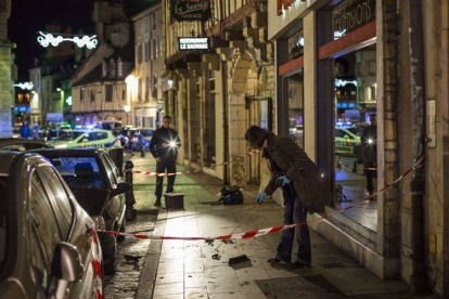 Una policía recopila pruebas en el lugar del atropello en Dijon.