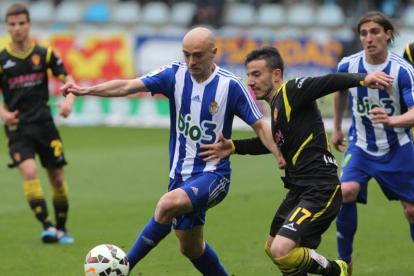 Pablo Infante conduce el balón ante un rival del Zaragoza.