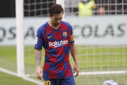 Leo Messi con gesto de enfado durante el último partido del Barcelona en el Camp Nou. LAVANDEIRA