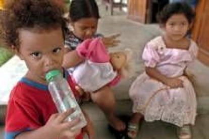 Varios niños «de la calle» pasean su pobreza en la ciudad de Panamá