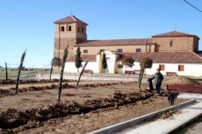 Parroquia de San Bartolo en Calzadilla, frente a la que se construye el centro de interpretación.