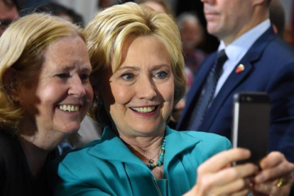 Hillary Clinton se hace un 'selfie' con una simpatizante en Los Angeles.