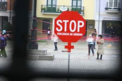 Campaña contra la violencia de género desarrollada en la plaza del Ayuntamiento de Ponferrada, en di