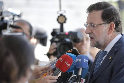 El presidente del Gobierno, Mariano Rajoy, atiende a los medios, este jueves a su llegada a Bruselas.