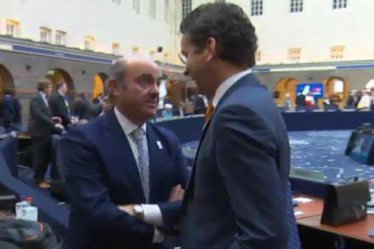Conversación del ministros Luis de Guindos con el presidente del Eurogrupo, Jeroen Dijsselbloem.