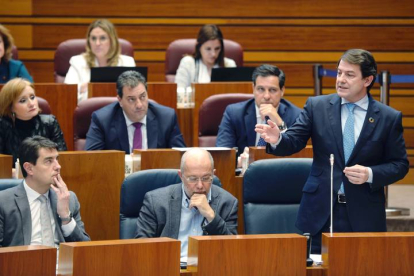El presidente de la Junta de Castilla y León, Alfonso Fernández Mañueco (d), en la sesión plenaria del parlamento autonómico. NACHO GALLEGO