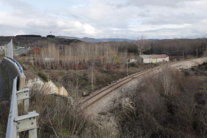 Imagen reciente del lugar donde Bembibre proyecta habilitar la conexión del polígono con al línea ferroviaria. L. DE LA MATA