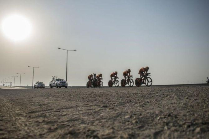 El equipo CCC atraviesa el desierto durante la contarreloj por escuadras del Mundial de Doha.