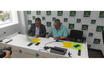 Narciso Prieto (Caja Rural) y Ángel Rivero (Lucha Leonesa) firman el convenio de colaboración. J. NOTARIO