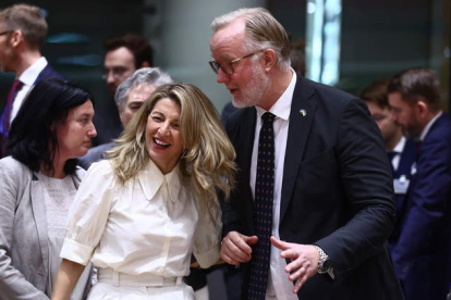 Yolanda Díaz conversa entre risas con el ministro de Empleo sueco, Johan Pehrson, ayer en Bruselas. STEFANY LECOC