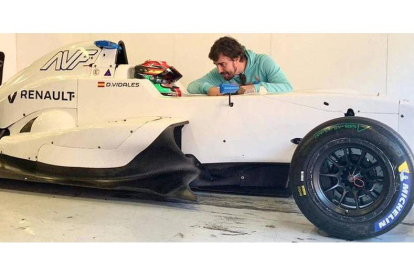 Vidales, con el Fórmula Renault F3 en los test de la pasada semana junto al bicampeón del mundo de Fórmula 1 Fernando Alonso. RENAULT SERIES