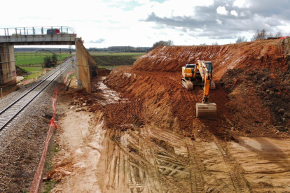 Perspectiva lateral de las obras que se están llevando a cabo en la N-120a en Astorga. DL