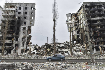 Un edificio de apartamentos destruido en Borodyanka, cerca de Kiev, en Ucrania. OLEG PETRASYUK