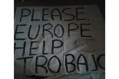 Otra de las pancartas de los vecinos de Trobajo para pedir ayuda a Europa. DL