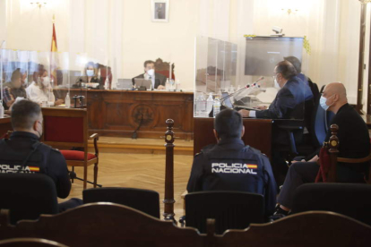 Un momento de la primera jornada del juicio que se celebra en la Audiencia Provincial. RAMIRO