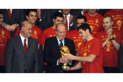 Del Bosque e Iker Casillas comparten el trofeo con el rey.