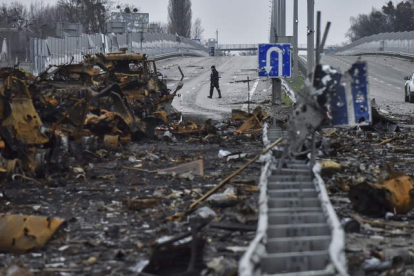 Imagen de la destrucción de la armada rusa en una carretera de acceso a la capital ucraniana. OLEG PETRASYUK