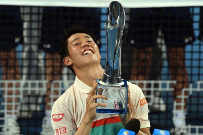 Nishikori exhibe el trofeo de Brisbane.