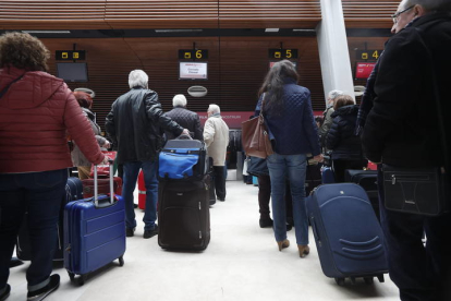 Imagen de un grupo de viajeros en el aeropuerto de León. JESÚS F. SALVADORES