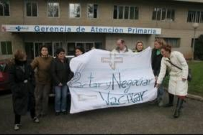 Miembros de la Junta de Personal, la semana pasada protestando ante la Gerencia de Atención Primaria