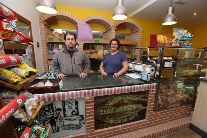 Alejandro García y Cristina Canedo, en la panadería que regentan en la calle Valiña de Camponaraya. Aquí todo es natural y artesano, como manda la tradición.