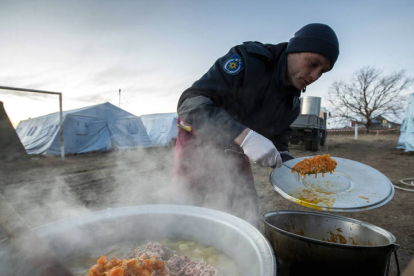 Un soldado prepara comida en un campo de refugiados de Palanca Village, a un kilómetro de la frontera entre Moldavia y Ucrania. DUMITRU DORU