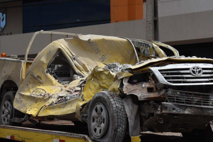 Uno de los vehículos de la firma española Prosegur, incendiado tras un millonario atraco a la empresa en Ciudad del Este (Paraguay).