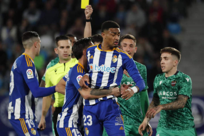 La Deportiva vio seis tarjetas amarillas ante el Levante UD, incluyendo la de su entrenador, y una roja directa. L. DE LA MATA